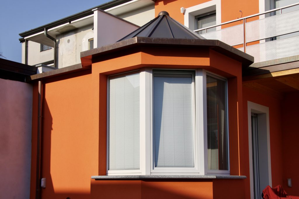 bow-window-legno-alluminio-villa-brianza