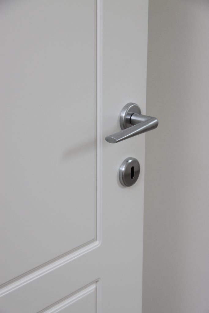 dettaglio-maniglia-porta-interna-legno