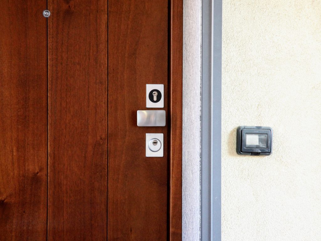 dettaglio-serratura-porta-blindata-legno