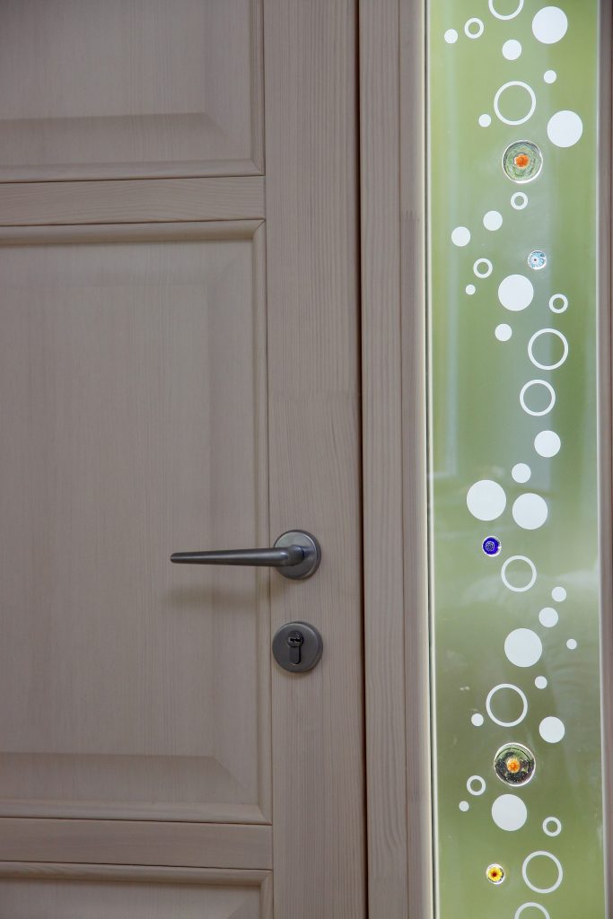 dettaglio vetrata porta legno