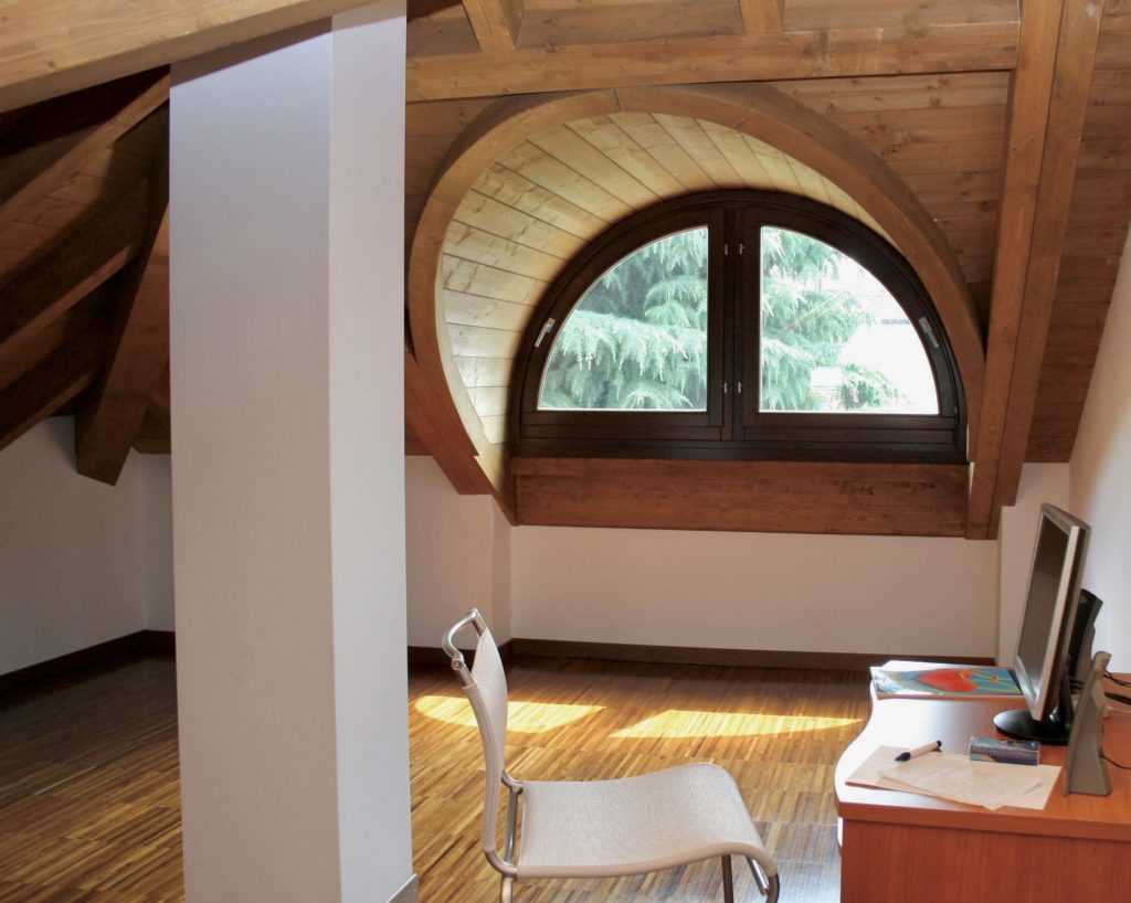 finestra-ad-arco-legno-su-misura