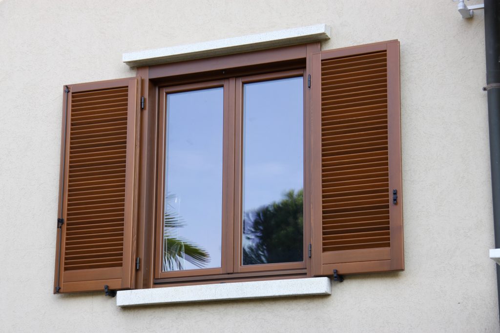 finestra-legno-con-persiane