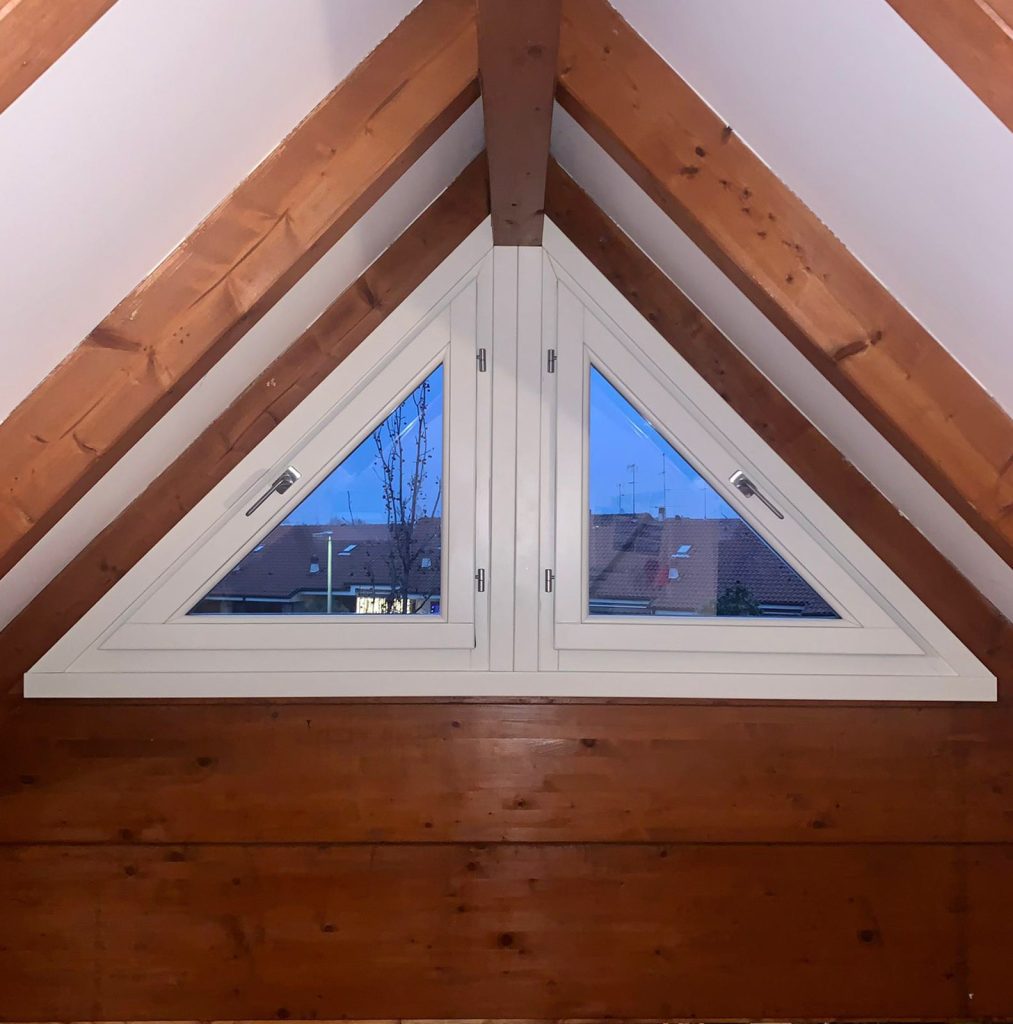 finestra-sottotetto-legno-laccato-bianco-su-misura
