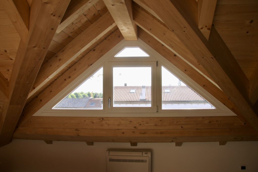 finestra-sottotetto-su-misura-legno