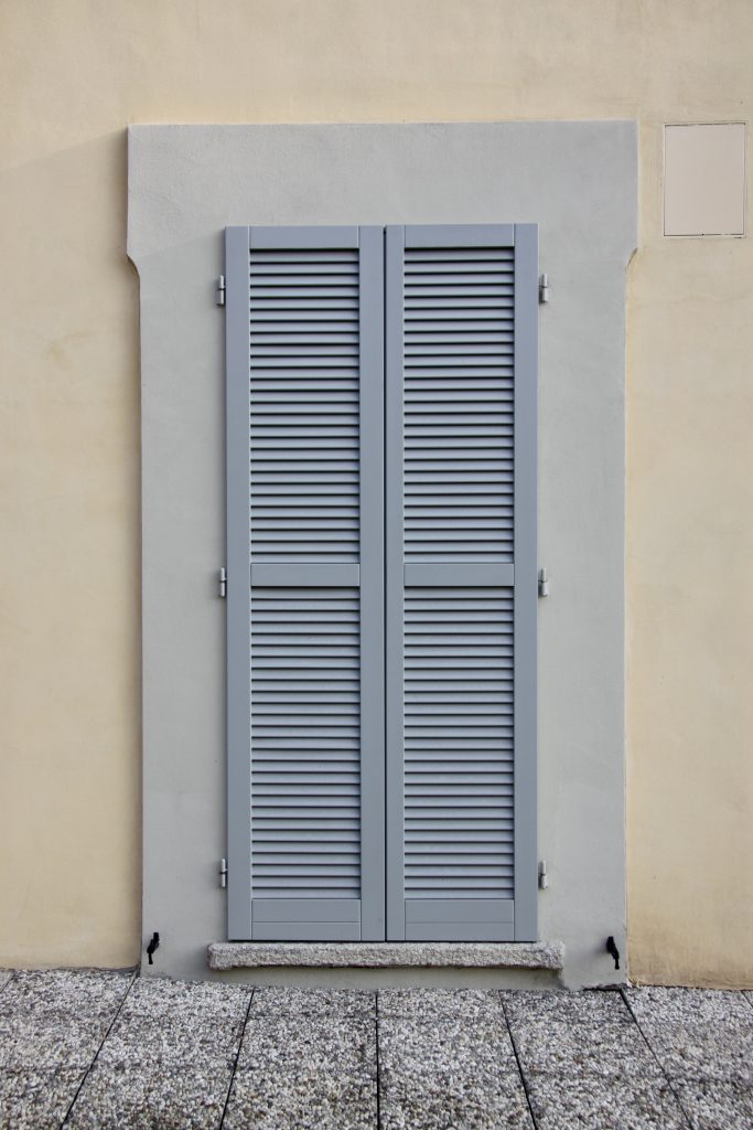 persiana-legno-edificio-storico