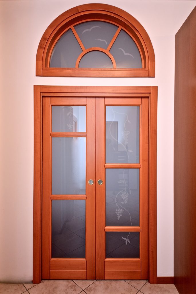 porta-legno-vetrata-ad-arco