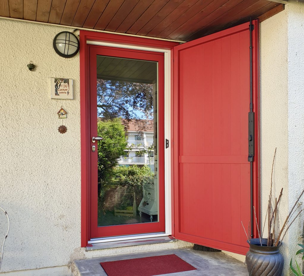 portoncino-ingresso-rosso-legno-villa
