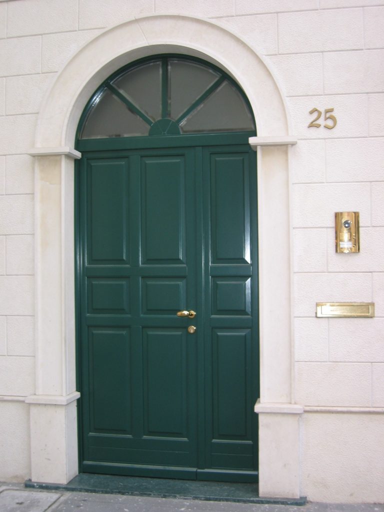 portoncino-legno-verde-arco