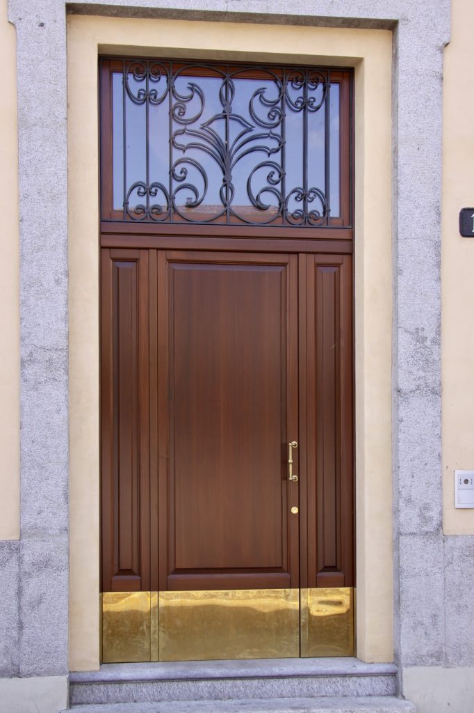 portone-ingresso-su-misura-legno-massello-brianza