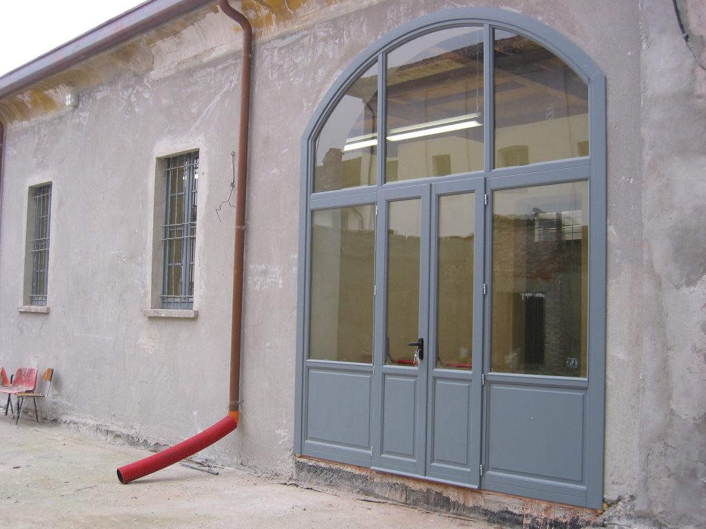 portone-vetrato-edificio-storico