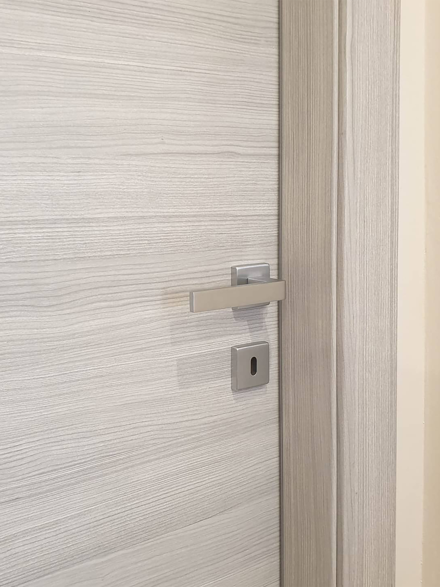 dettaglio-maniglia-porta-laminato
