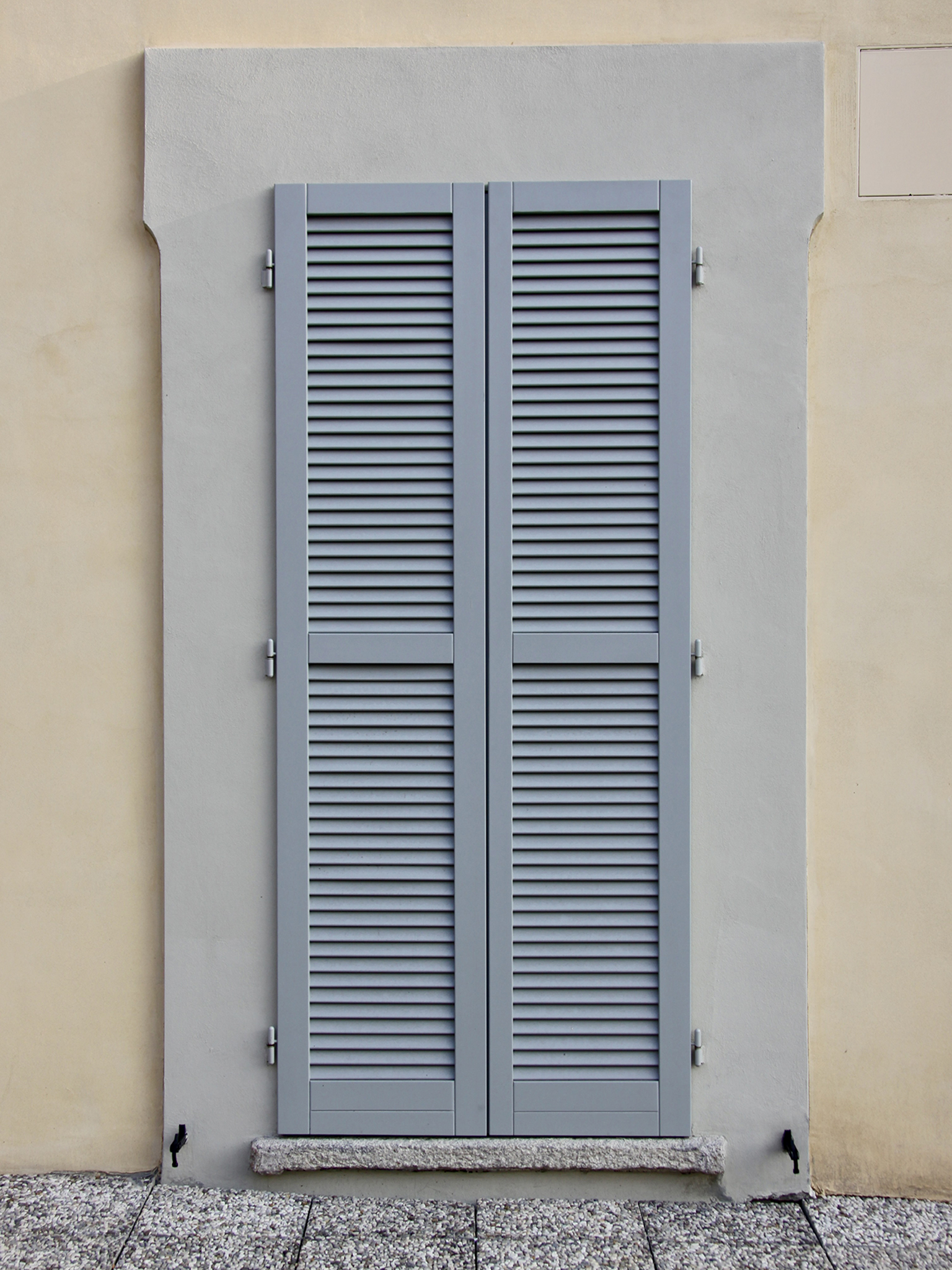 persiane-legno-laccate-edificio-storico